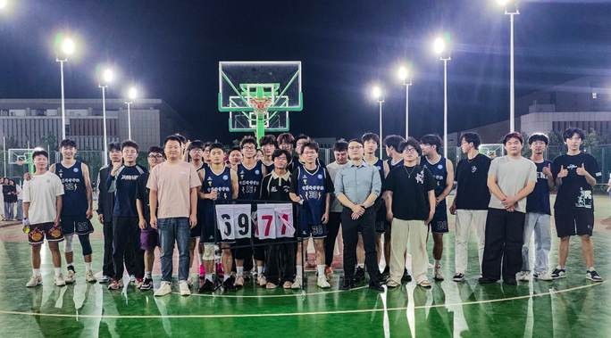 我院篮球队斩获第四届“青春杯”篮球赛冠军