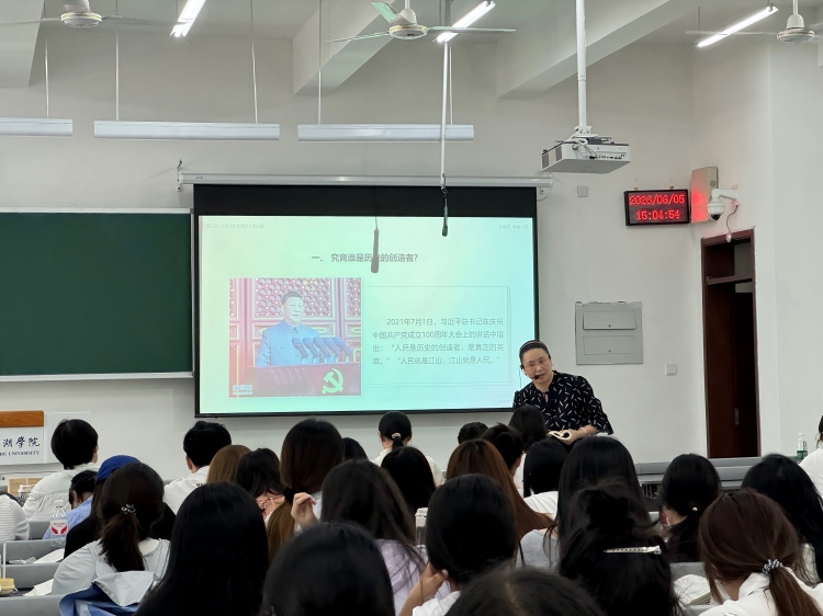 许宁老师上课01-修改尺寸版.jpg